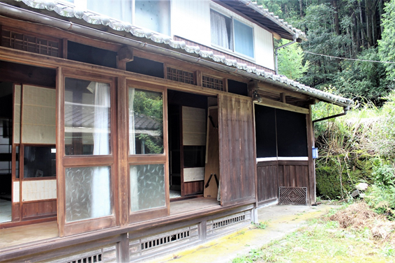 道路沿いの納屋付き物件