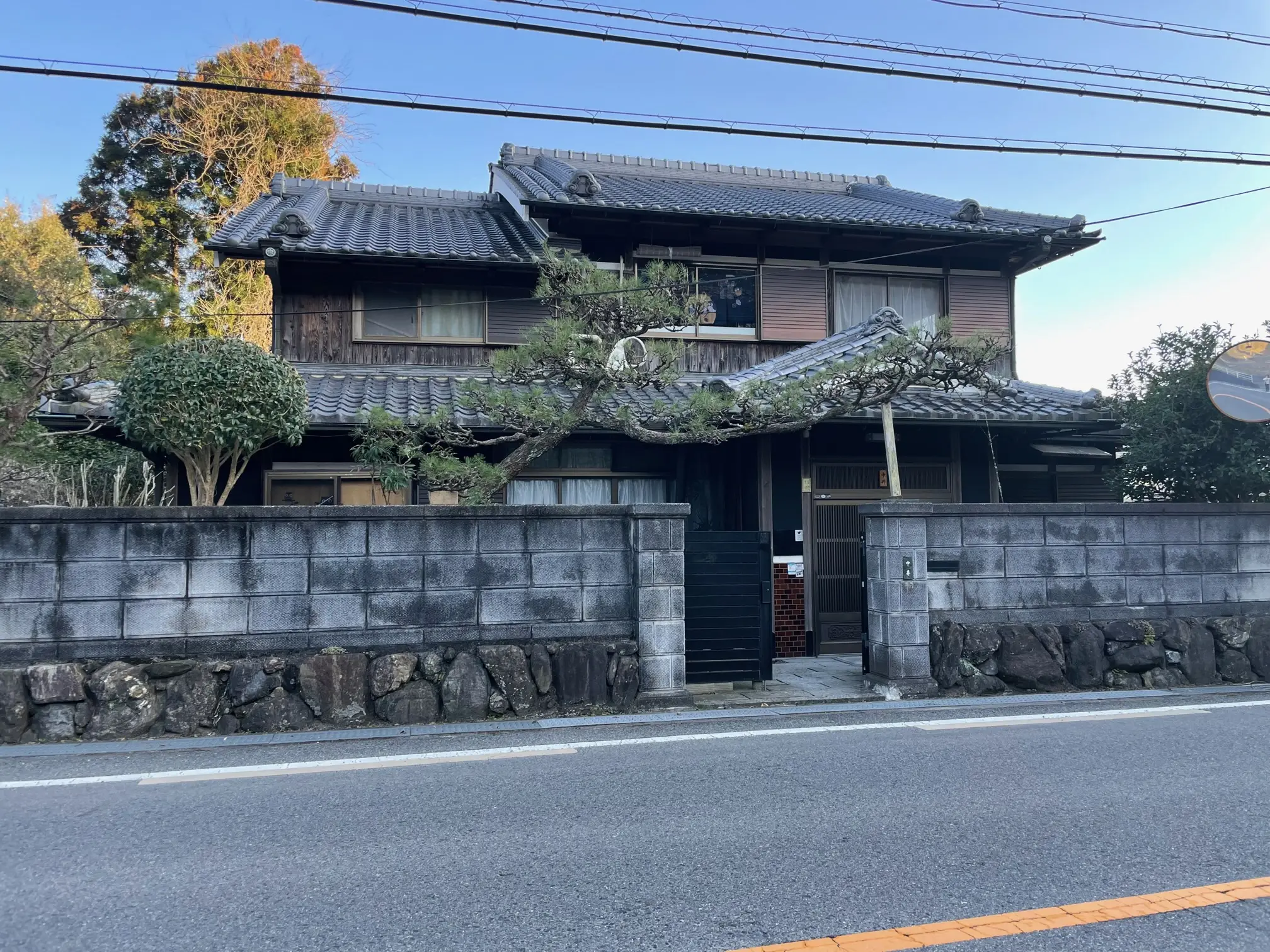道路沿いに面した2階建て物件