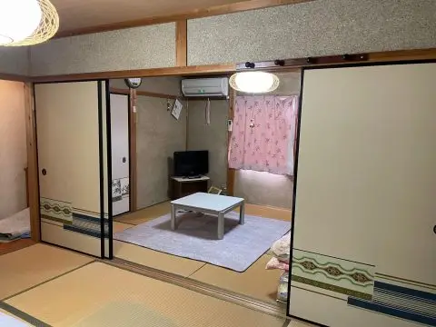 緑に囲まれた二階建て物件