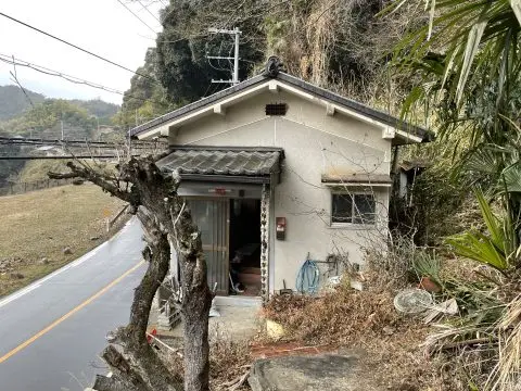 道路沿いの平屋