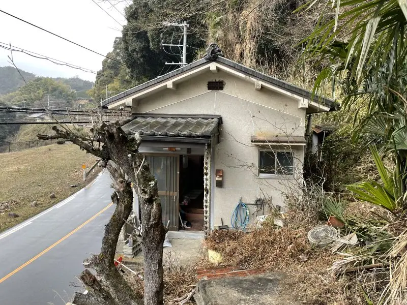 道路沿いの平屋