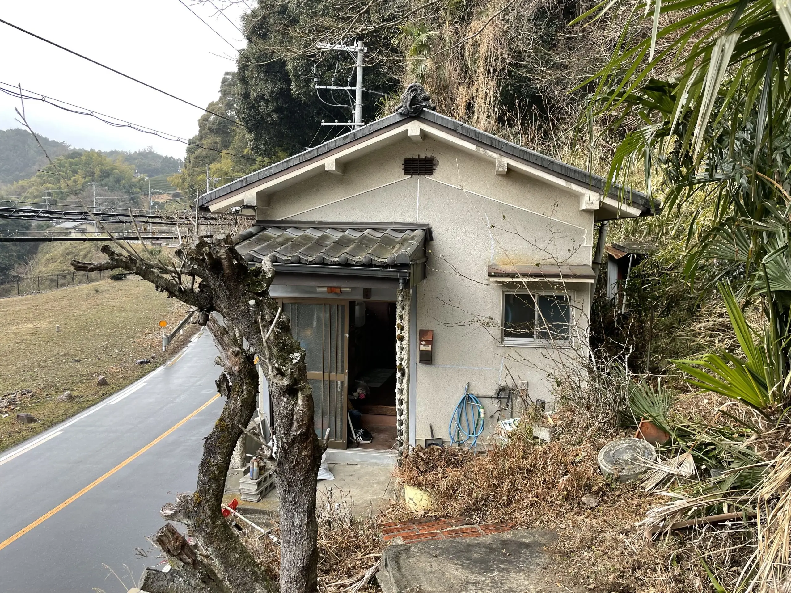 道路沿いの平屋