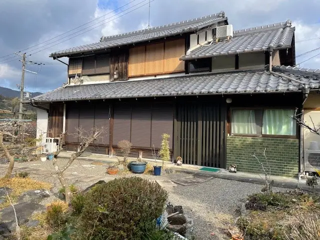 離れのある二階建ての物件