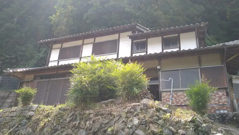 緑に囲まれた2階建て物件