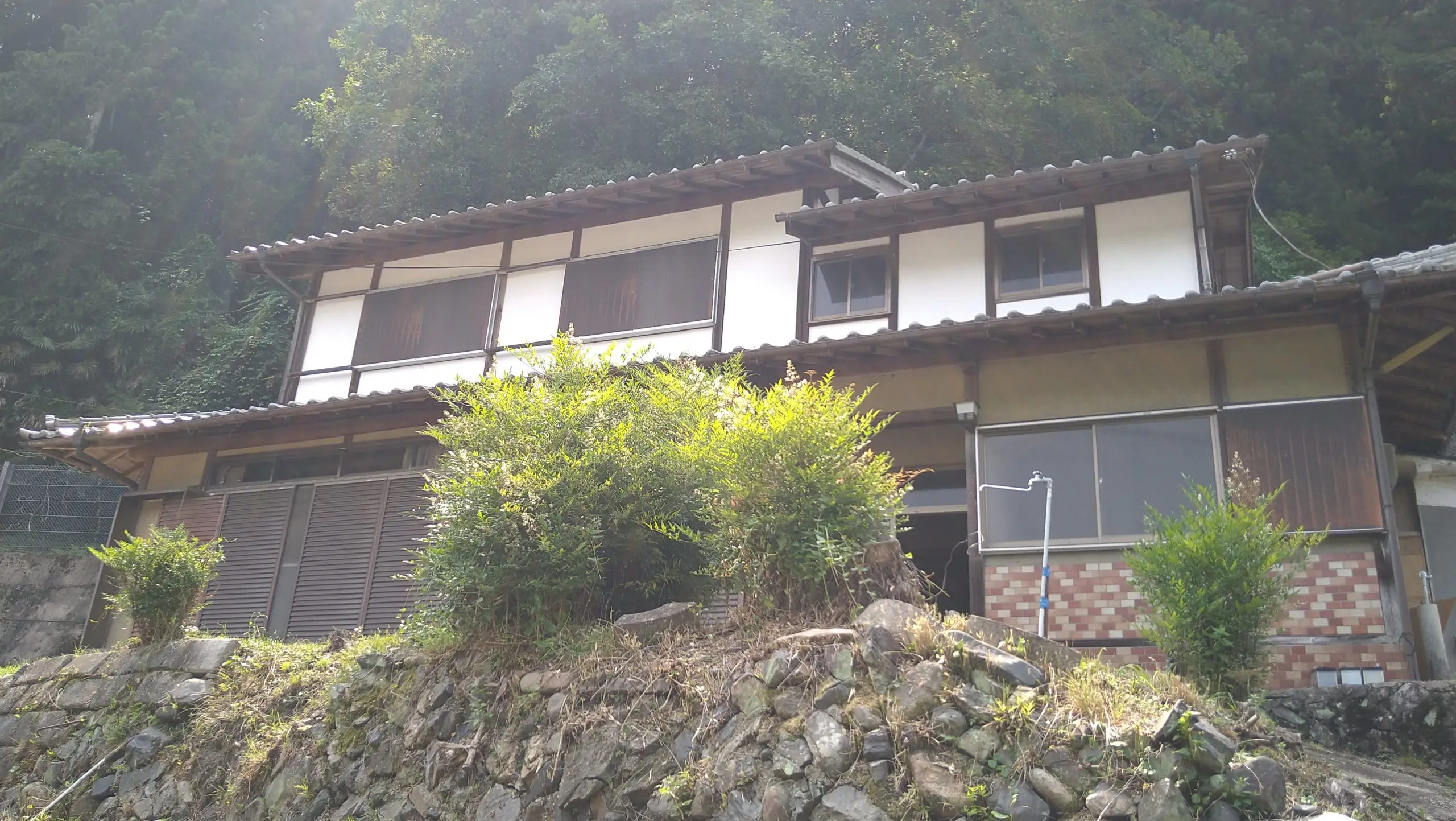 緑に囲まれた2階建て物件