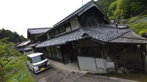 緑に囲まれた2階建ての物件
