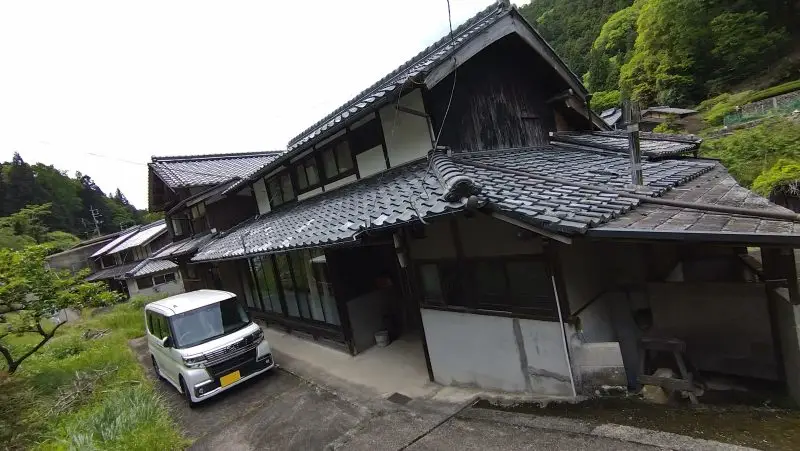 緑に囲まれた2階建ての物件